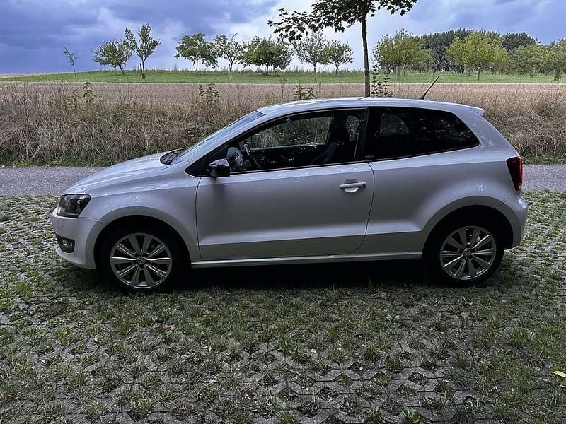Weiß Gebraucht 2011 VW Polo Style Kleinwagen | 4.499 € (Fairer Preis) - Bild 1/4