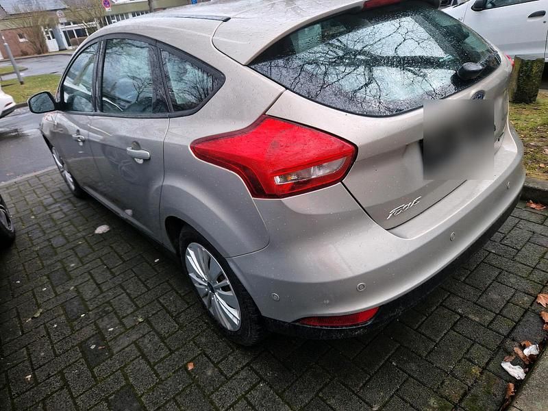 Gebraucht Ford Focus 125 PS (91 kW) 2015 Silber Kleinwagen