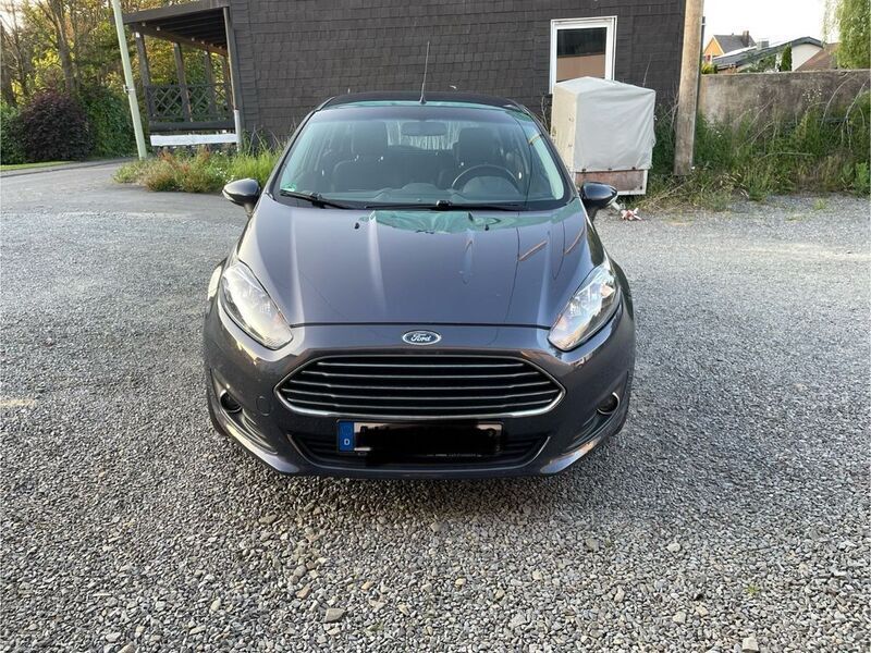 Grau Gebraucht 2015 Ford Fiesta SYNC Edition Kleinwagen | 4.300 € (Guter Preis) - Bild 1/4