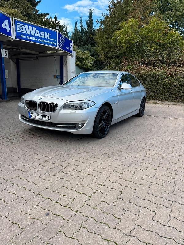 Silber Gebraucht 2011 BMW 528 Limousine | 9.599 € (Superpreis) - Bild 1/4