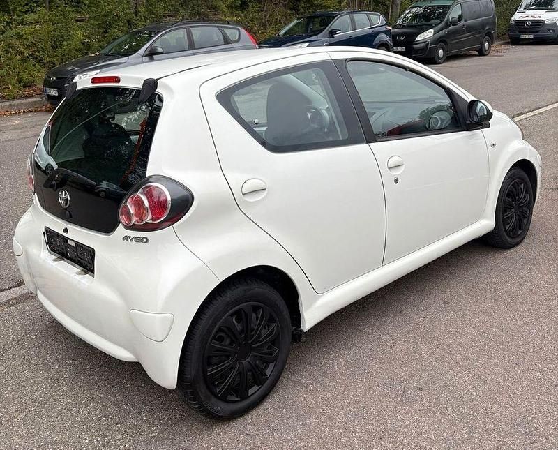 Gebraucht Toyota Aygo Cool 68 PS (50 kW) 2010 Weiß Kleinwagen
