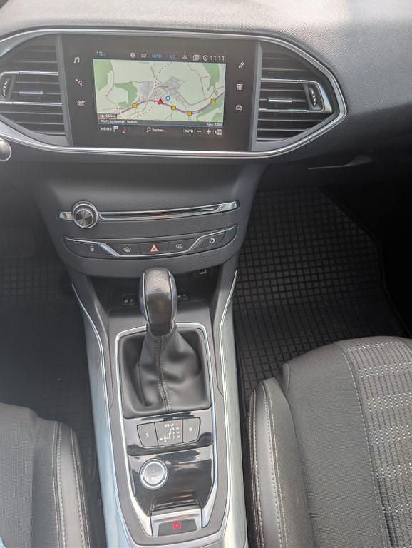 Grau Gebraucht 2018 Peugeot 308 Allure Kombi | 8.499 € - Bild 1/4