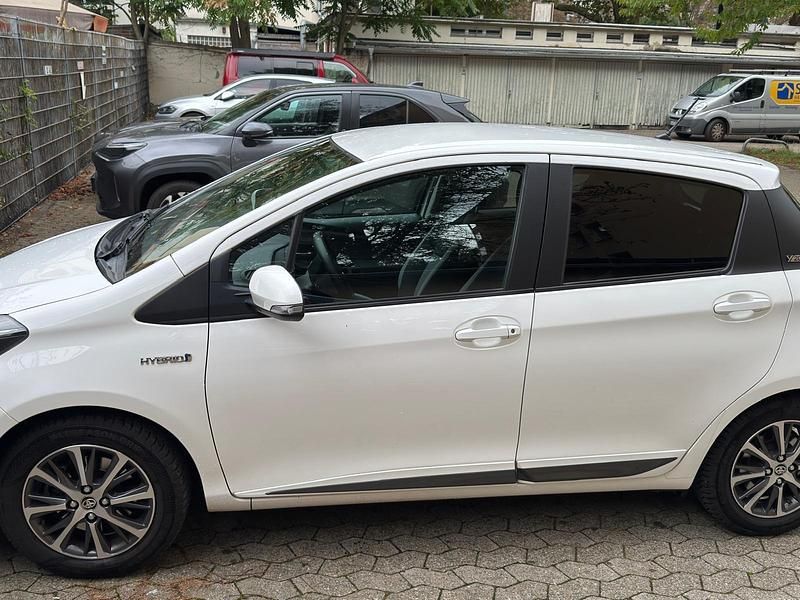 Gebraucht Toyota Yaris Hybrid 74 PS (54 kW) 2019 Weiß Kleinwagen