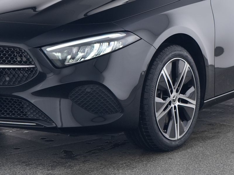 Gebraucht Mercedes A250 Progressive 163 PS (119 kW) 2024 Metalliclack kosmosschwarz Limousine