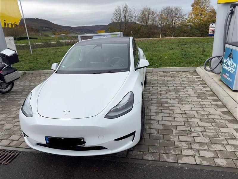 Weiß Gebraucht 2024 Tesla Model Y Long Range RWD SUV | 40.999 € (Teuer) - Bild 1/4