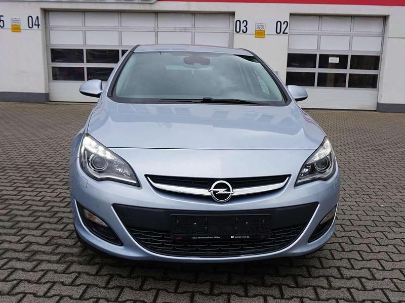 Gebraucht Opel Astra Energy 140 PS (102 kW) 2014 Diamant blau(m2) / diam silb Kleinwagen