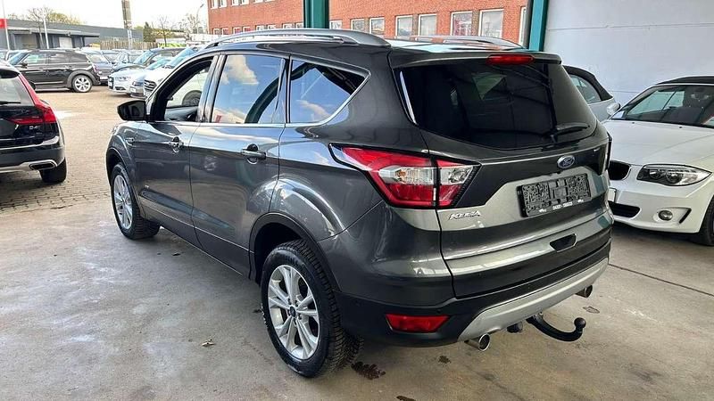 Gebraucht Ford Kuga Titanium 150 PS (110 kW) 2017 Grau SUV