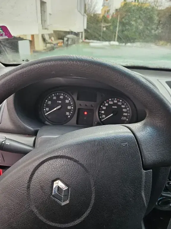 Używany Renault Clio II 58 KM (42 kW) 2010 Czerwony Sedan/Limuzyna