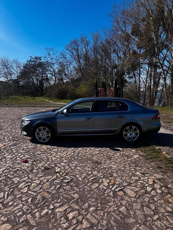 Gebraucht Skoda Superb 128 PS (94 kW) 2011 Grau Limousine