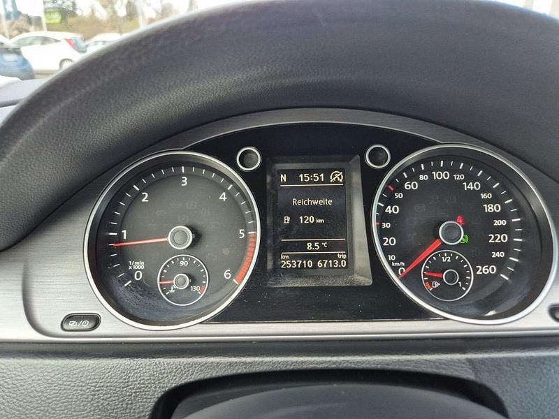 Gebraucht VW Passat Comfortline 140 PS (102 kW) 2013 Blau Kombi