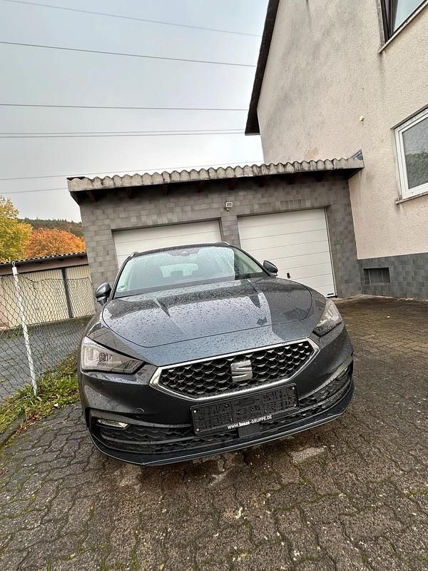 Grau Gebraucht 2022 Seat Leon XCELLENCE Kombi | 19.999 € (Guter Preis) - Bild 1/4