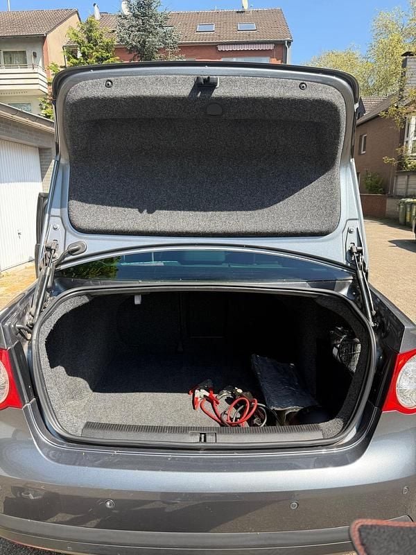 Second-hand VW Jetta 2006 Gri Berlinǎ