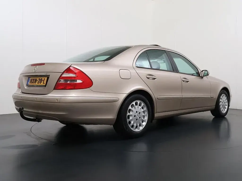 Gebraucht Mercedes E240 Classic 177 PS (130 kW) 2003 Braun Limousine