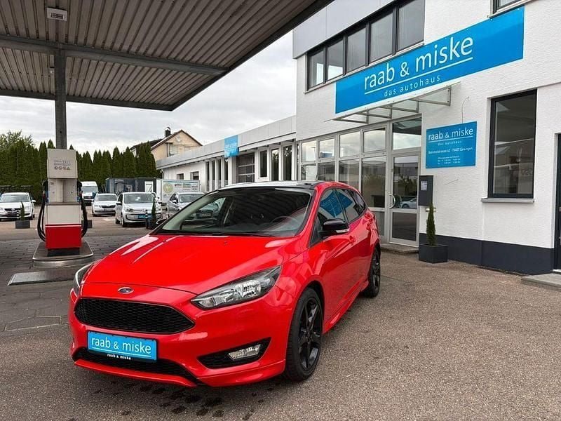 Rot Gebraucht 2016 Ford Focus ST-Line Limousine | 10.990 € (Guter Preis) - Bild 1/4