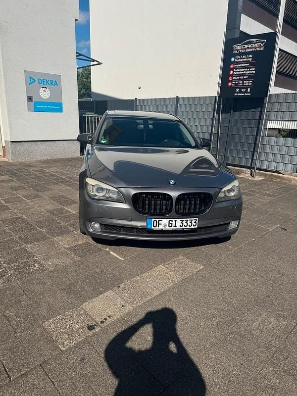 Silber Gebraucht 2009 BMW 740 Limousine | 14.999 € (Teuer) - Bild 1/4