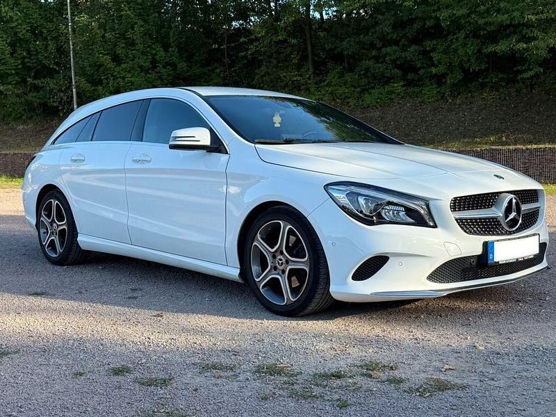 Weiß Gebraucht 2018 Mercedes CLA200 Shooting Brake Kombi | 16.200 € (Guter Preis) - Bild 1/4