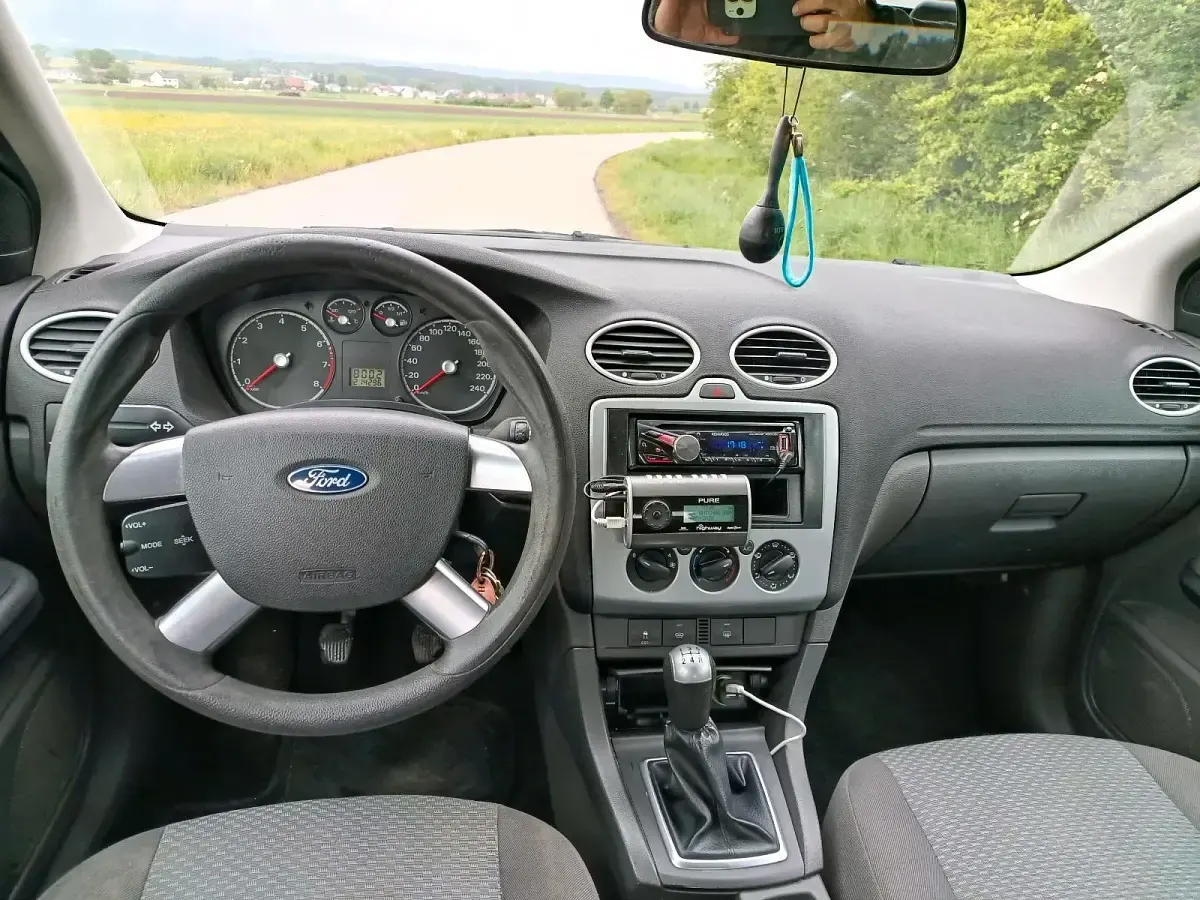 Usado Ford Focus 115 CV (84 kW) 2007 Gris Berlina