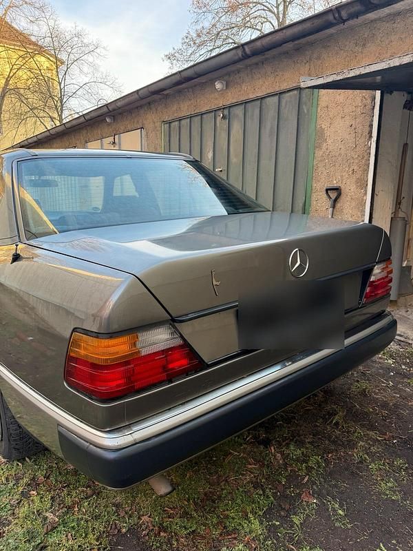 Gebraucht Mercedes E230 132 PS (97 kW) 1991 Grau Limousine