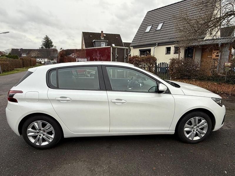 Gebraucht Peugeot 308 Active 131 PS (96 kW) 2021 Weiß Limousine