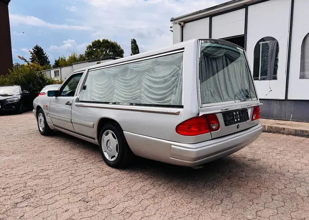 Gebraucht Mercedes 200 122 PS (89 kW) 1993 Grau Limousine