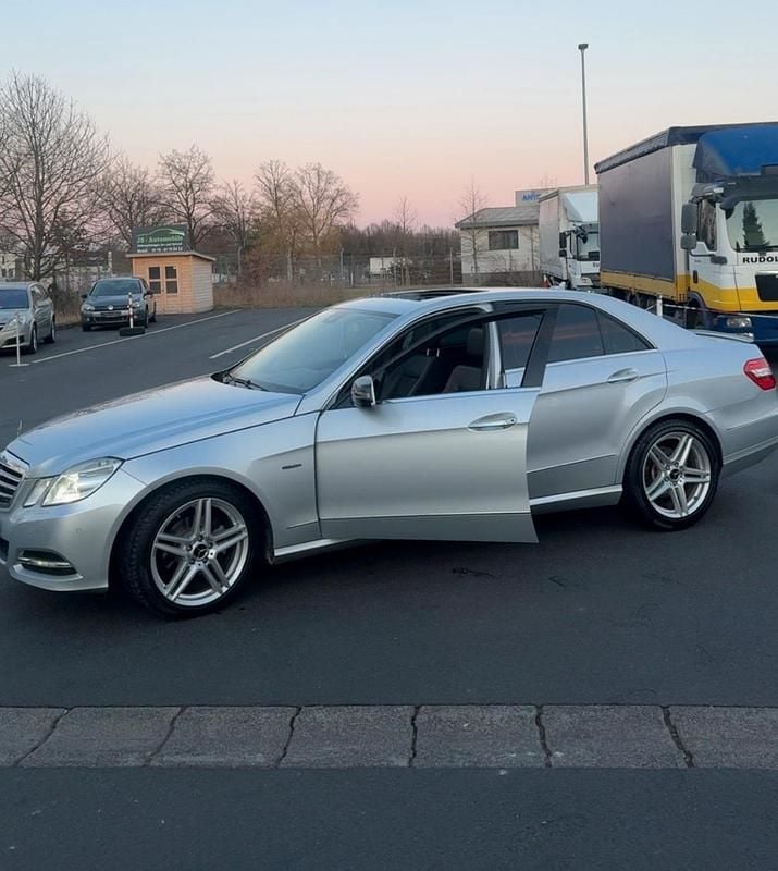 Gebraucht Mercedes E220 170 PS (125 kW) 2011 Grau Limousine