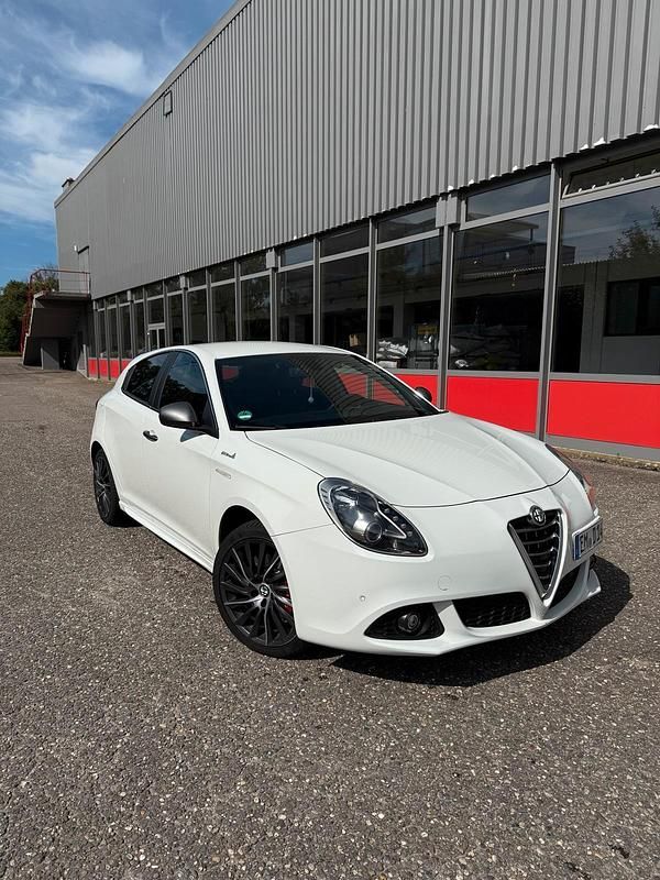 Weiß Gebraucht 2015 Alfa Romeo Giulietta Quadrifoglio Verde Kleinwagen | 11.599 € (Fairer Preis) - Bild 1/4