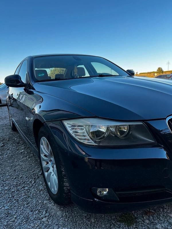 Blau Gebraucht 2009 BMW 318 Limousine | 4.900 € (Fairer Preis) - Bild 1/4
