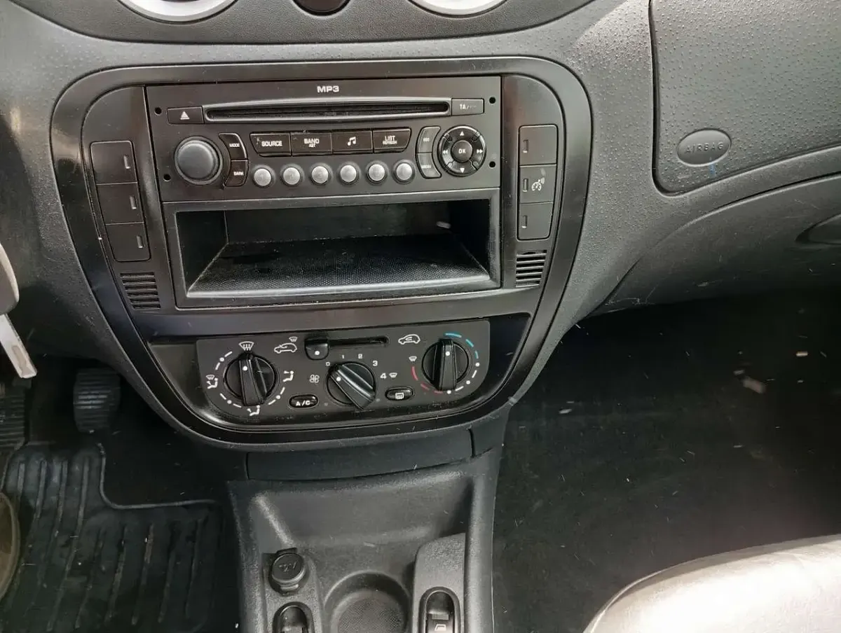 Usado Citroën C3 Comfort 88 CV (64 kW) 2009 Gris Berlina