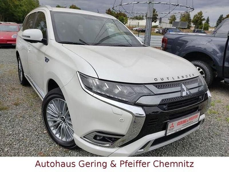 Weiß Gebraucht 2021 Mitsubishi Outlander P-HEV Plus SUV | 25.990 € (Etwas zu teuer) - Bild 1/4