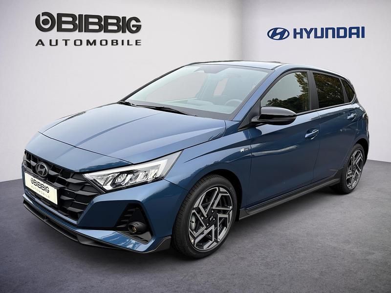 Vibrant blue / mic Neu 2025 Hyundai i20 N Line Limousine | 28.490 € (Teuer) - Bild 1/3