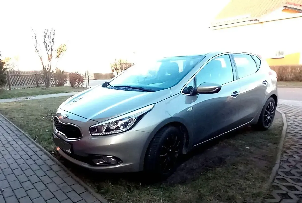 Używany Kia Ceed 99 KM (72 kW) 2015 Beżowy Hatchback