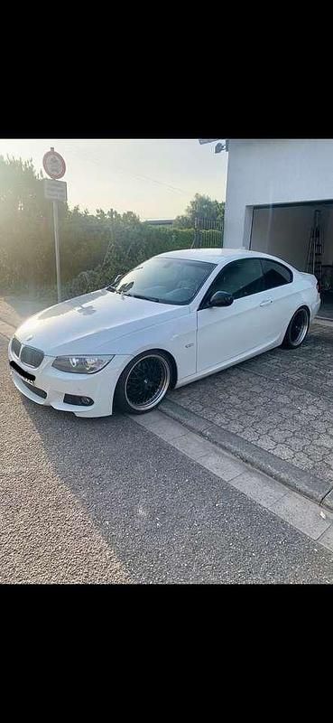Weiß Gebraucht 2013 BMW 325 M Sport Coupé | 17.990 € - Bild 1/4