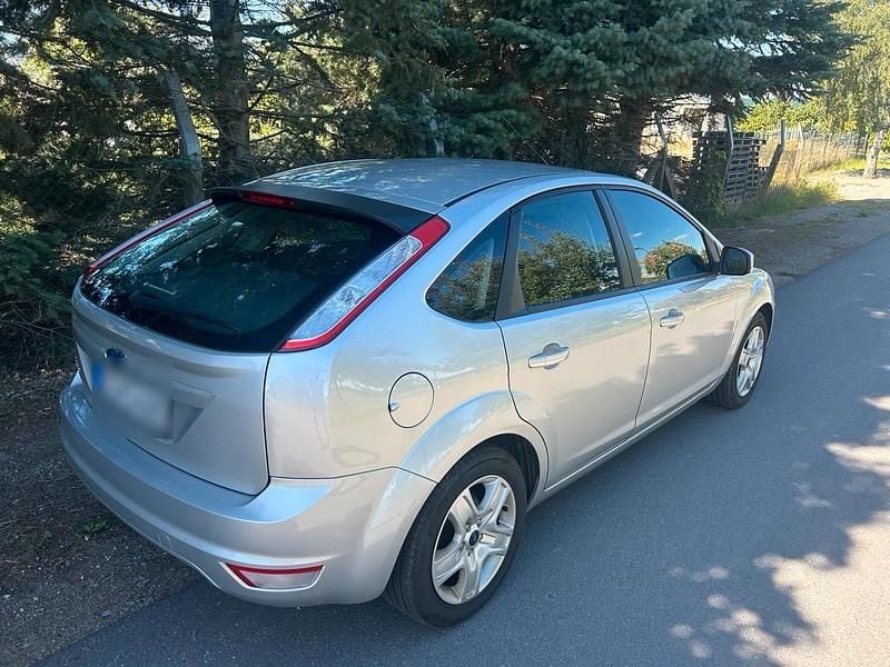 Silber Gebraucht 2010 Ford Focus Kleinwagen | 4.590 € (Fairer Preis) - Bild 1/4