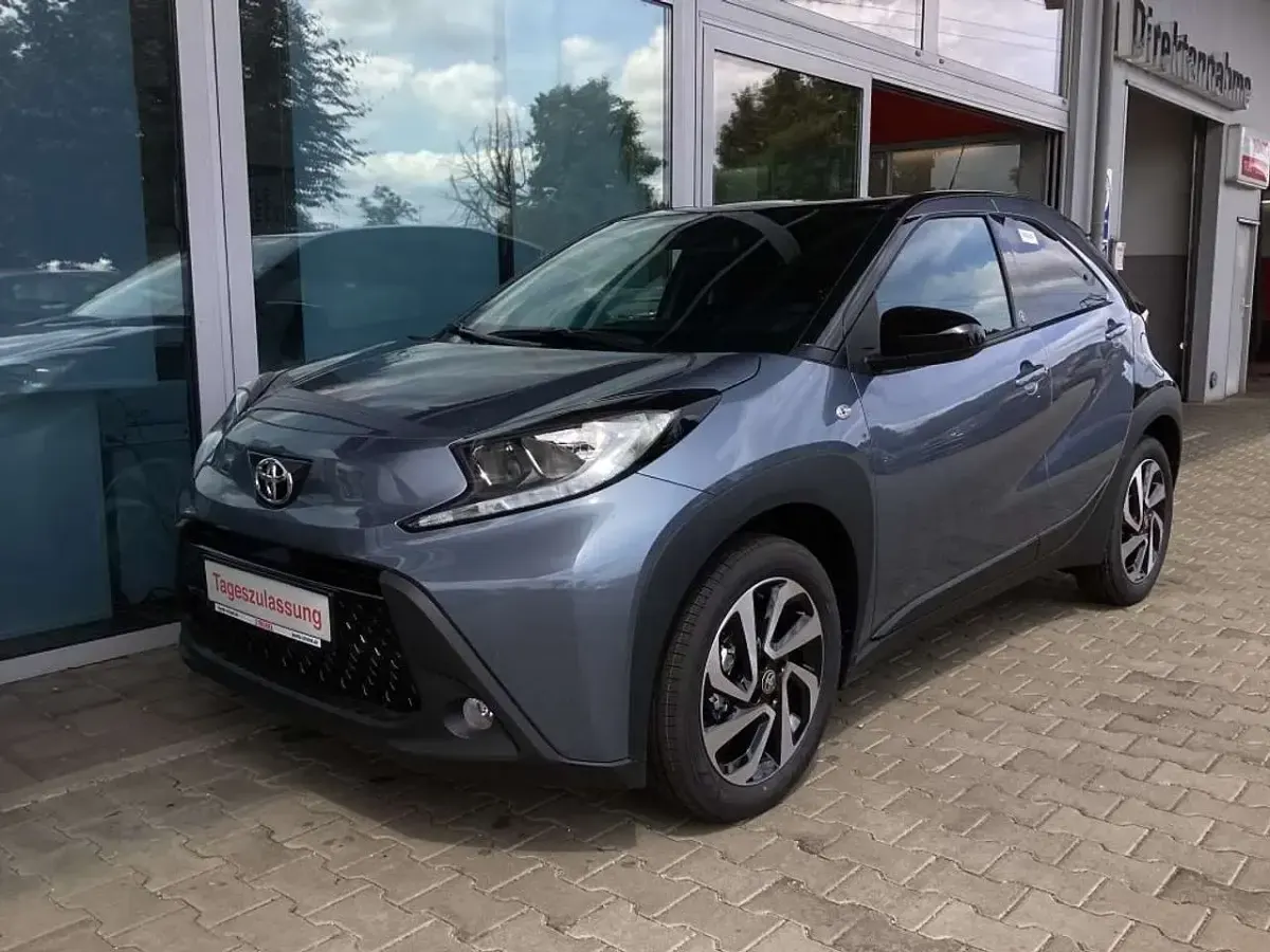 Neu Toyota Aygo X 72 PS (52 kW) 2025 Grau SUV