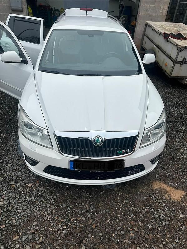 Weiß Gebraucht 2012 Skoda Octavia RS Kombi | 8.750 € - Bild 1/4