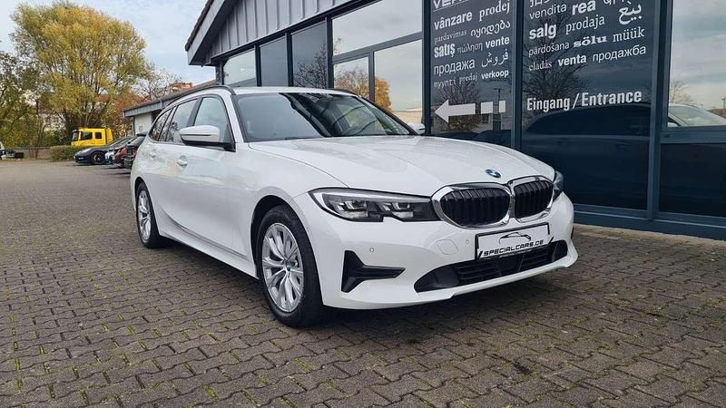 Alpinweiss iii Gebraucht 2022 BMW 318 Advantage Kombi | 23.990 € (Guter Preis) - Bild 1/4