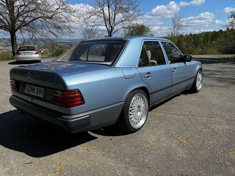 Gebraucht Mercedes E260 160 PS (117 kW) 1989 Blau Limousine