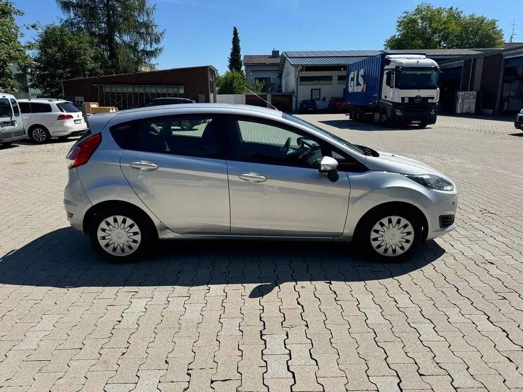 Gebraucht Ford Fiesta 95 PS (69 kW) 2015 Silber Kleinwagen