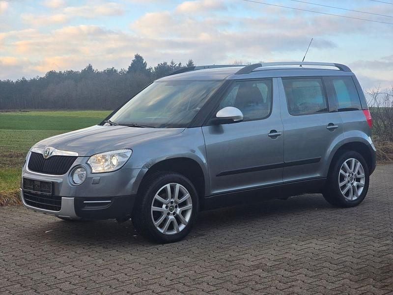 Platin grau metallic Gebraucht 2011 Skoda Yeti Plus Edition SUV | 5.890 € (Guter Preis) - Bild 1/4