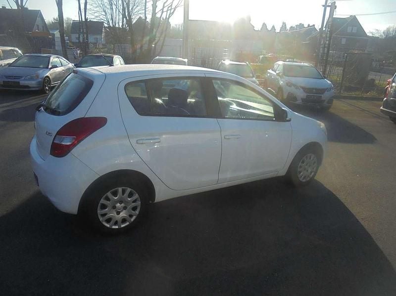 Gebraucht Hyundai i20 Edition 77 PS (56 kW) 2011 Weiß Kleinwagen