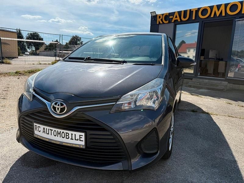 Gebraucht Toyota Yaris Basis 69 PS (50 kW) 2015 Grau Kleinwagen