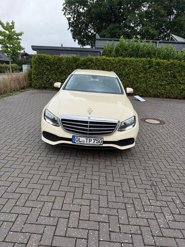 Gelb Gebraucht 2018 Mercedes 200 Kombi | 6.500 € - Bild 1/4