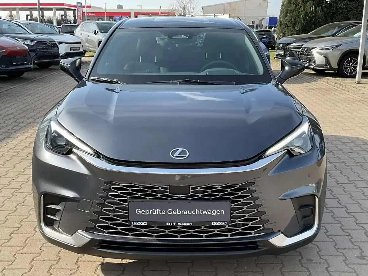 Gebraucht Lexus LBX 136 PS (100 kW) 2025 Sonic chrome (1l1)/ black (202 SUV