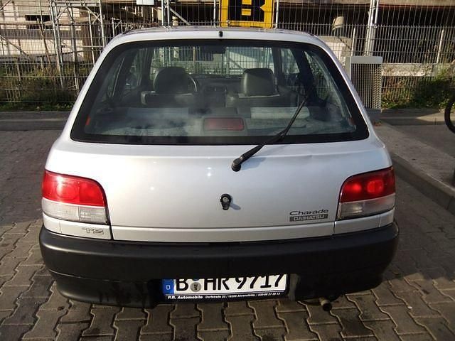 Gebraucht Daihatsu Charade 60 PS (44 kW) 1999 Silber Kleinwagen