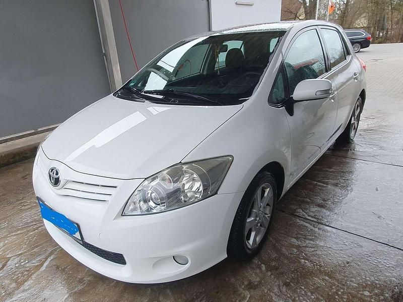 Gebraucht Toyota Auris 103 PS (75 kW) 2011 Weiß Kleinwagen