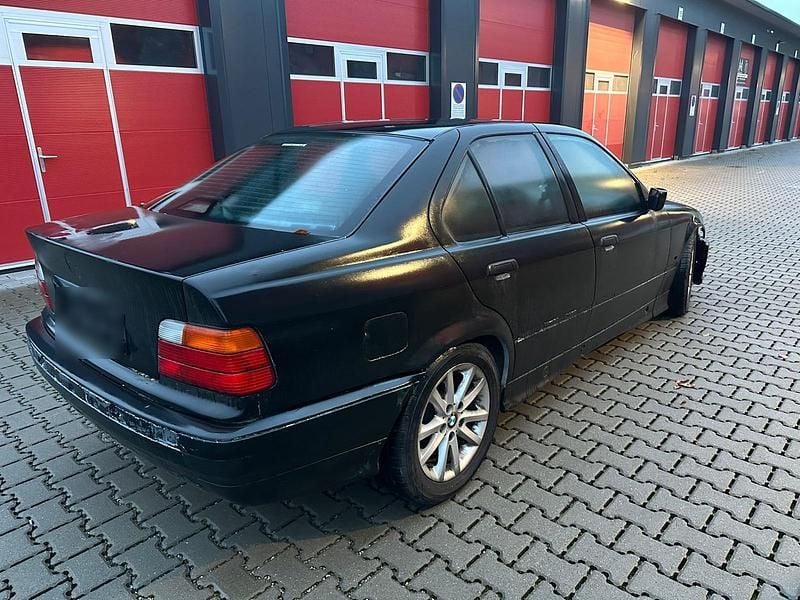 Gebraucht BMW 320 150 PS (110 kW) 1997 Schwarz Limousine