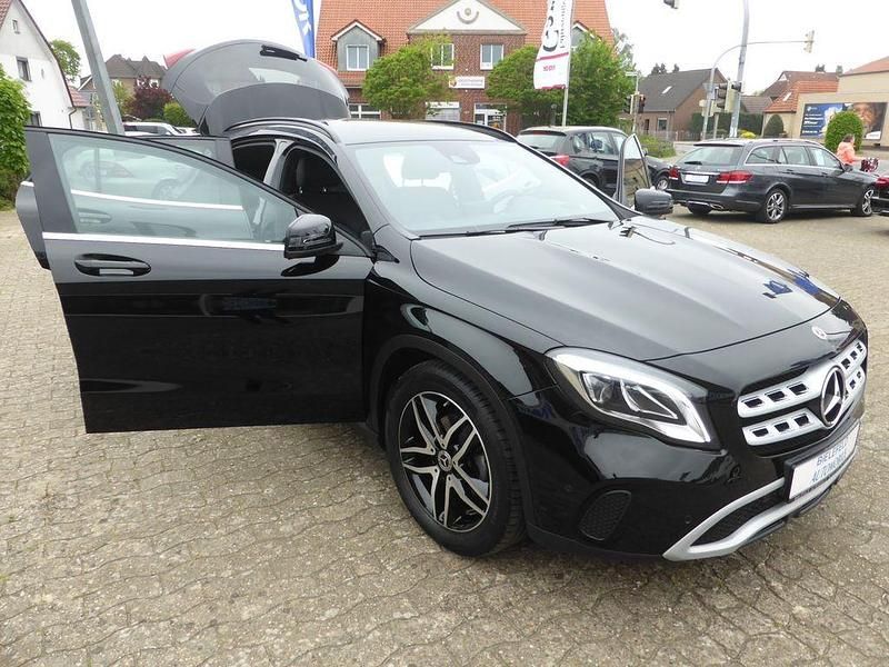 696 nachtschwarz Gebraucht 2019 Mercedes GLA200 Style SUV | 21.990 € (Guter Preis) - Bild 1/4