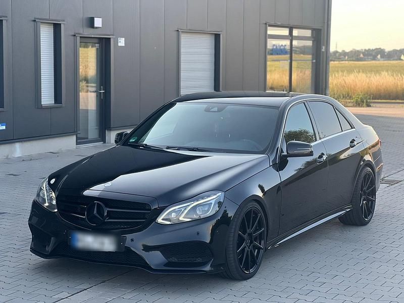 Schwarz Gebraucht 2014 Mercedes E300 AMG line Limousine | 13.999 € (Fairer Preis) - Bild 1/4