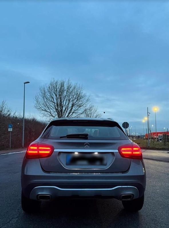 Gebraucht Mercedes GLA180 122 PS (89 kW) 2019 Grau SUV