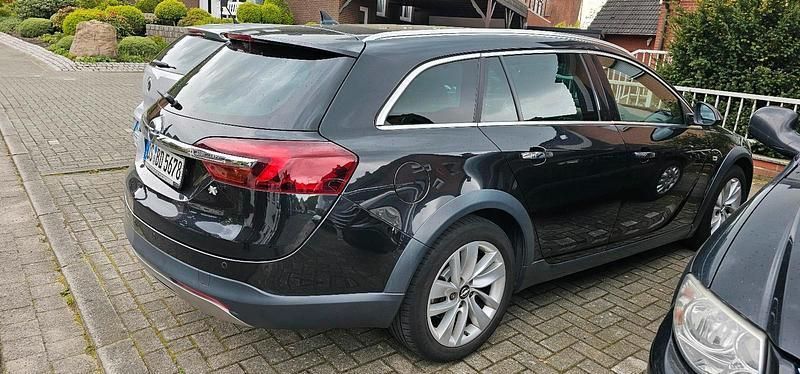Schwarz Gebraucht 2015 Opel Insignia Country Tourer Kombi | 9.950 € (Fairer Preis) - Bild 1/4